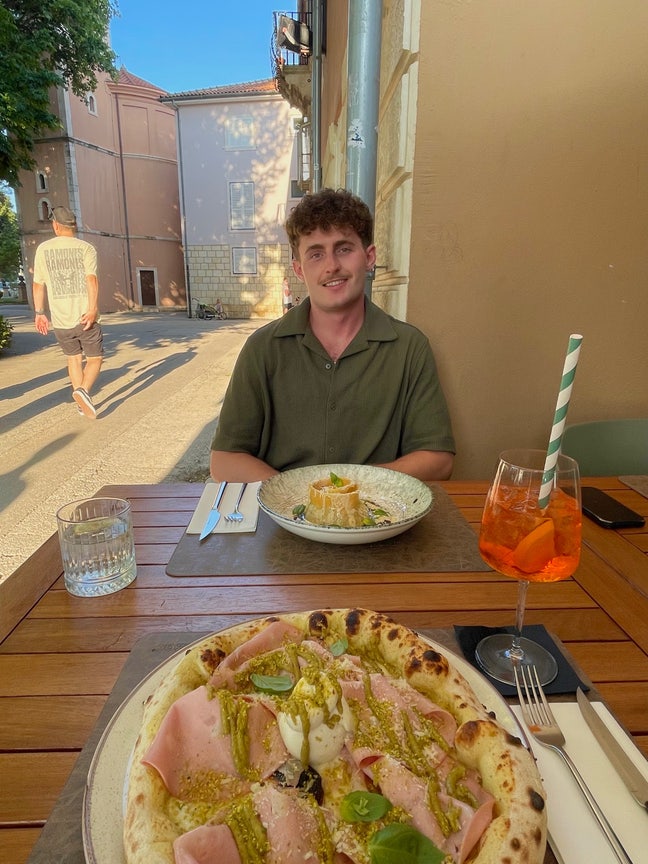 Looking for a room in early June  Main Photo