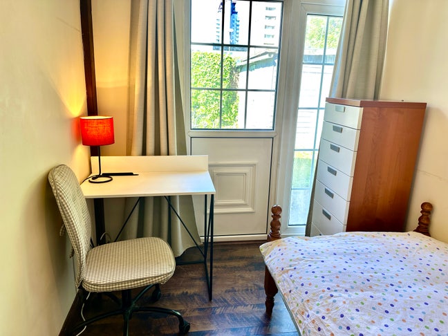 Cozy Large single ,garden,South Quay Main Photo