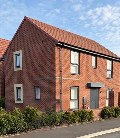 Beautiful home with back and front garden  Main Photo