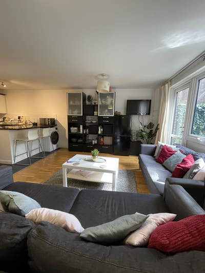 Beautiful room in a friendly flat, Shepherds Bush  Main Photo