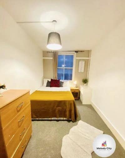 Cozy Double Room in zone 1! 2 min walk to the tube Main Photo