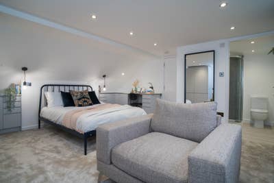Luxurious Ensuite Bedroom with Off Road Parking Main Photo