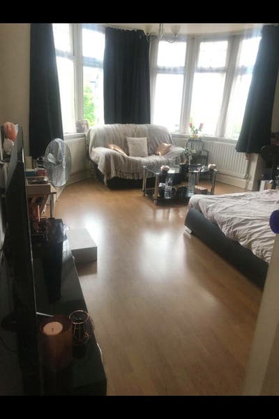 Double bedroom available 01/06 in Ealing houseshar Main Photo