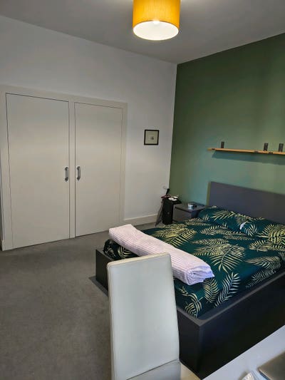 Bright En-Suite Room | City Centre Main Photo