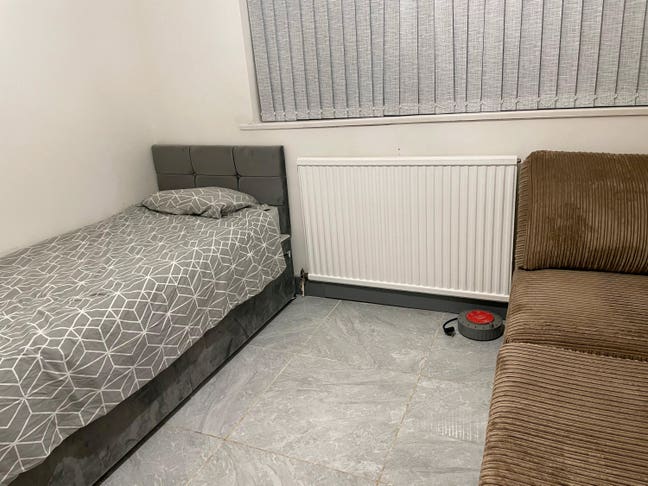 A Single bedroom Main Photo