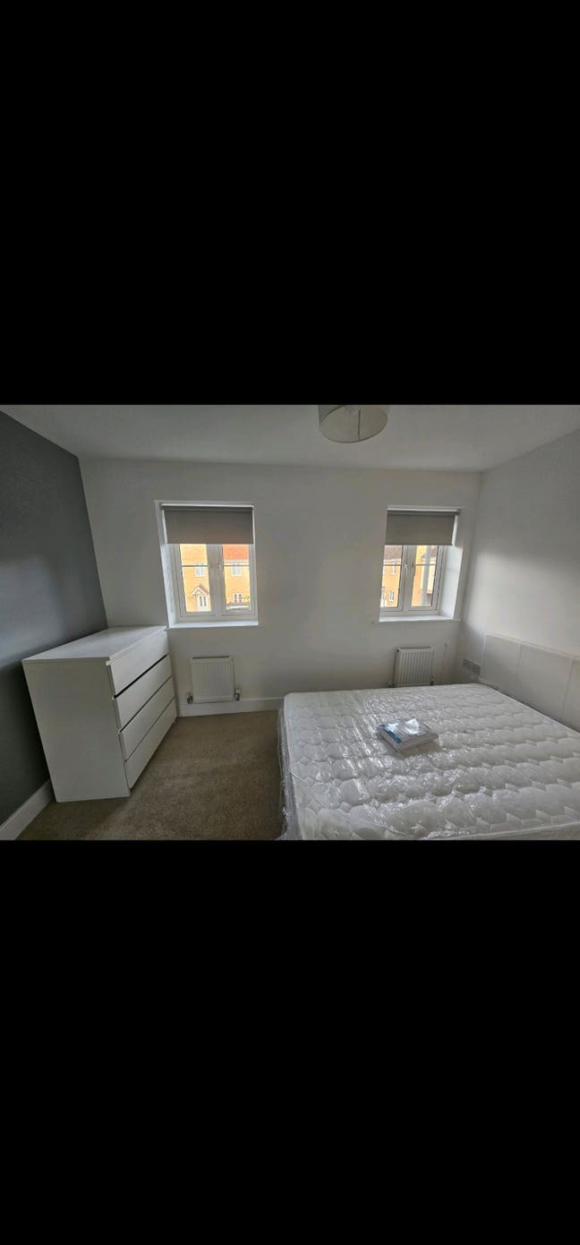 Furnished Bright Modern Double Room in Clean House Main Photo