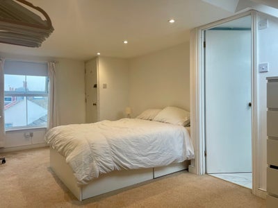 Large double ensuite room Main Photo
