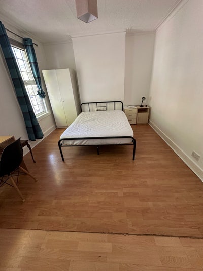  Plaistow  station (Bills  included) Main Photo