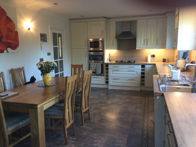 Double room in lovely detached house  Main Photo