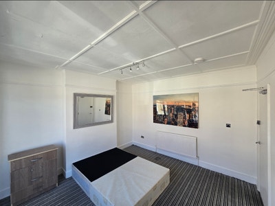 BIG Double Modern Room in Shared House Main Photo