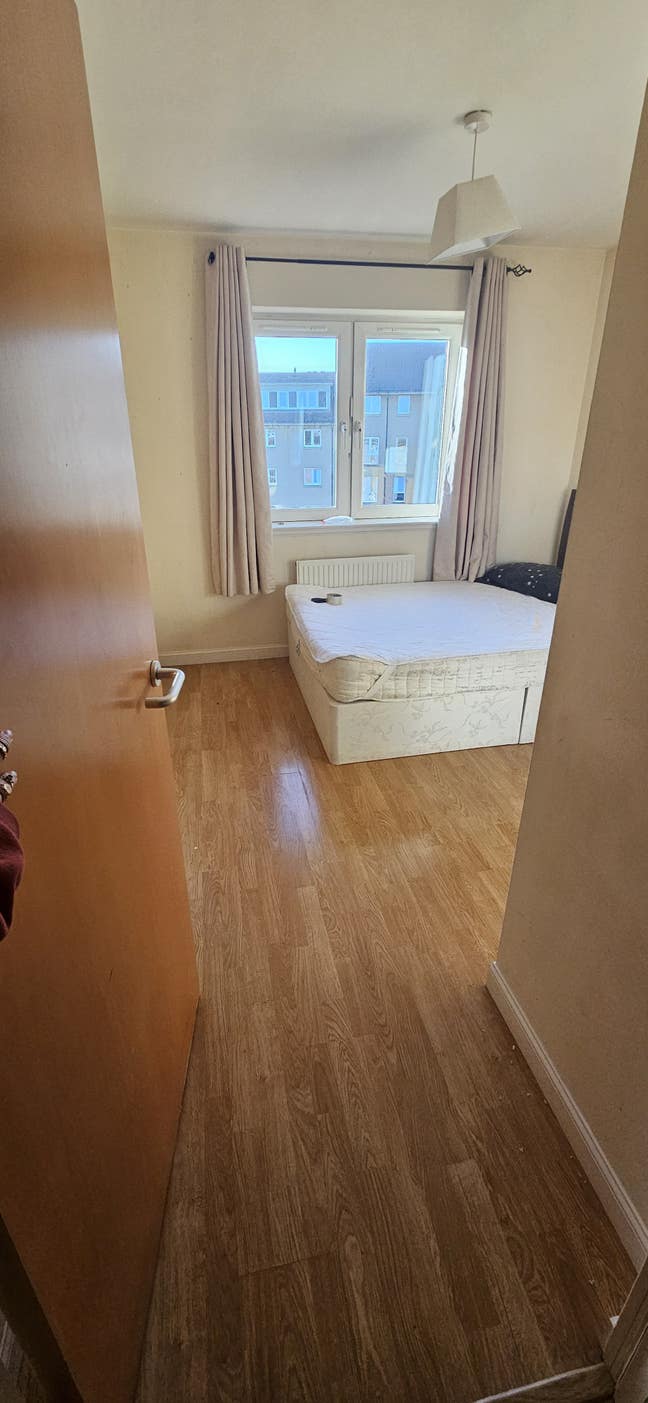 Top floor, beach view flat with balcony  Main Photo