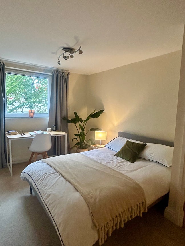 Short let  Room with En-suite- Riverside inc Bills Main Photo