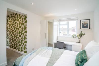 Large Double bedroom with off road parking Main Photo