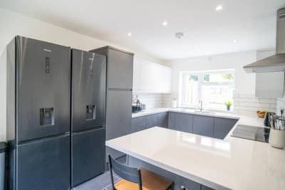 Large Double bedroom with off road parking Main Photo