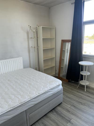 Double room available in North Kingston Main Photo