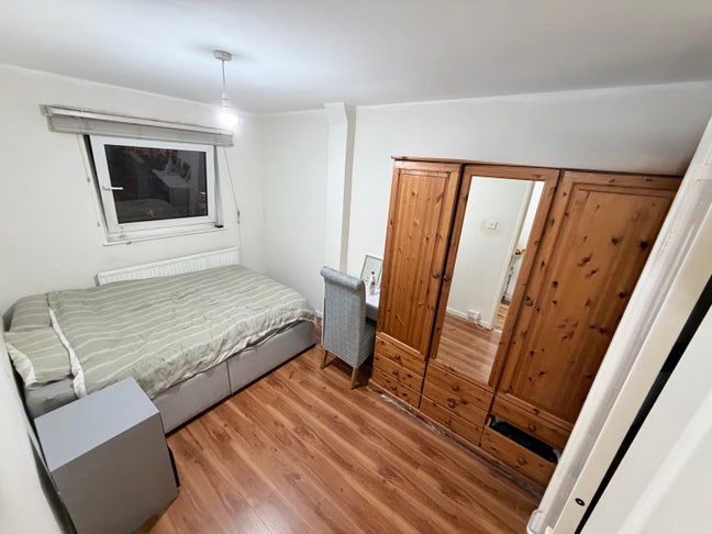 Double bedroom Near Bow Road E3 Main Photo