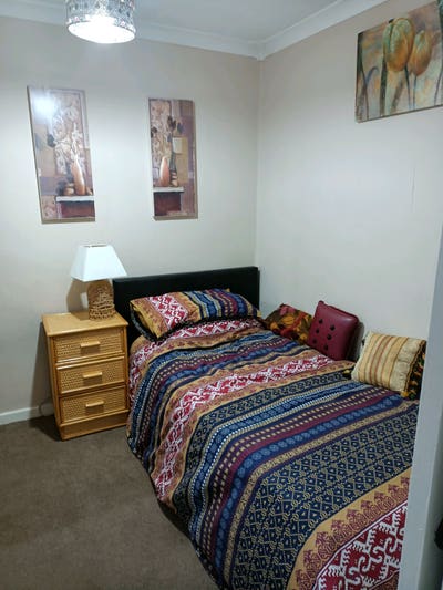 Single Room in Four Bedroom House Chessington Main Photo