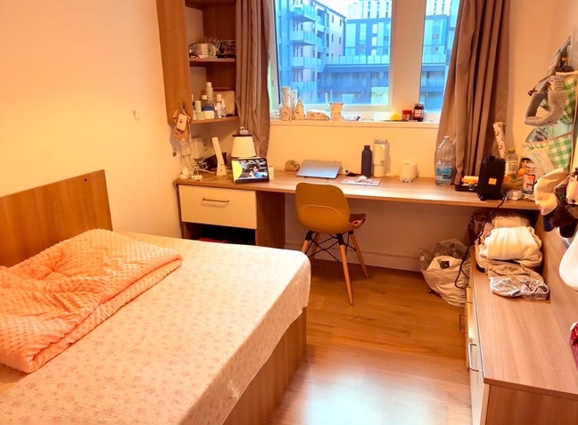 En-suite room with double bed (Student only) Main Photo