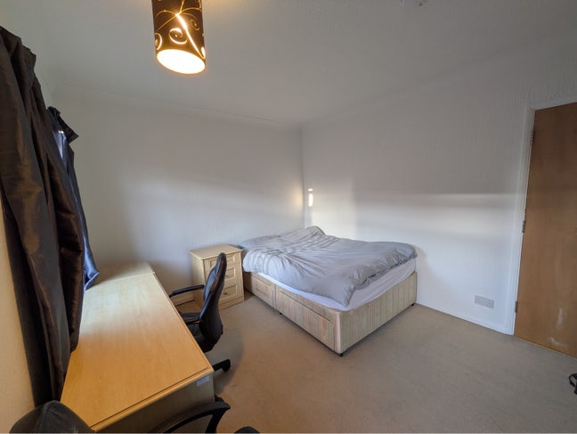 Spacious double bedroom available in CB1 Main Photo