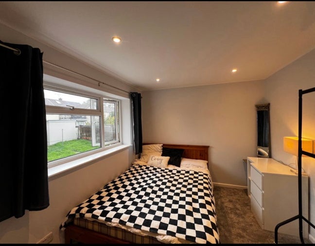 Stylish Room in Renovated Home with Gym, Garden&…. Main Photo