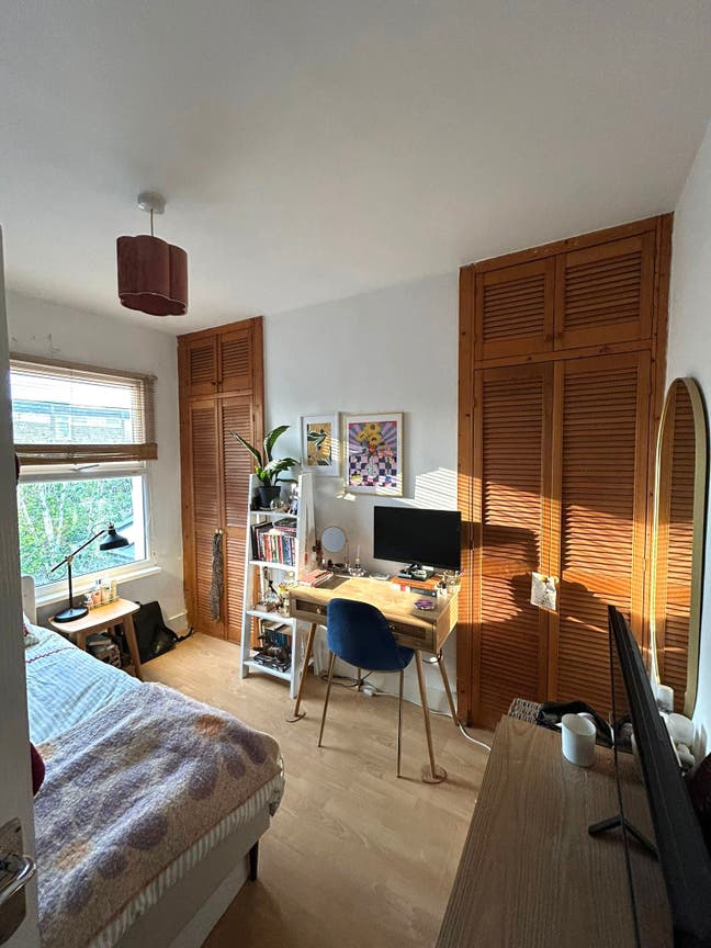 Double bed in Brixton with 3 friends.  Main Photo