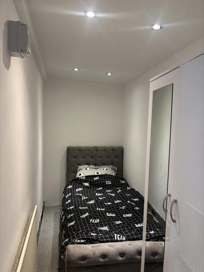 Single room for a female tenant Main Photo