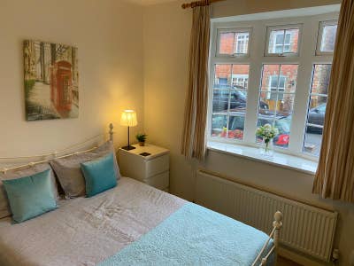 Guildford: Couples Room Near Town Center Main Photo