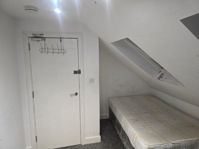 BIG Double Modern Room in Shared House Main Photo