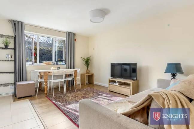 Bright 2 bed Flat, pvt development (Bills incl) Main Photo