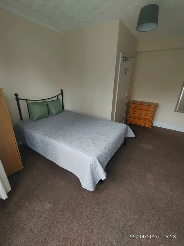 Large Bright Room Close to Town Centre & Hospital Main Photo
