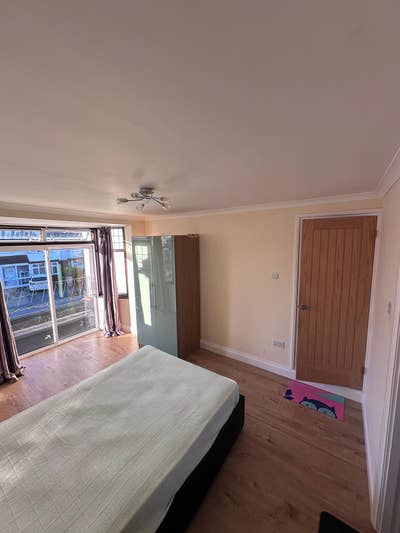✨ Ensuite Double Room with Private Balcony | Bills Main Photo