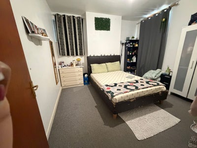 Double Room Available in a Four Bedroom House Main Photo