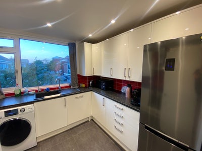 Double Room Available in Friendly 3-Bed Flat  Main Photo