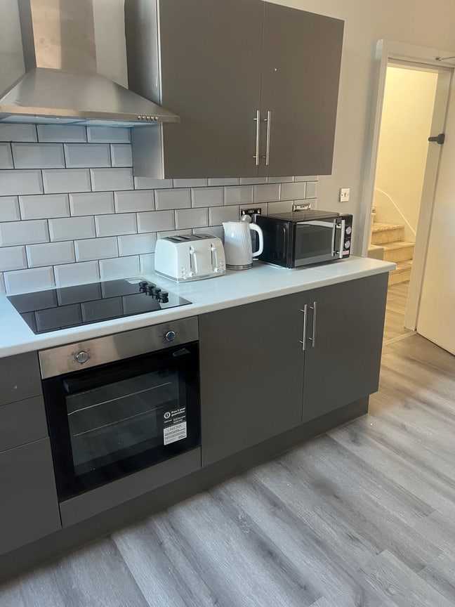 Newly refurbished 4 bedrooms HMO  Main Photo
