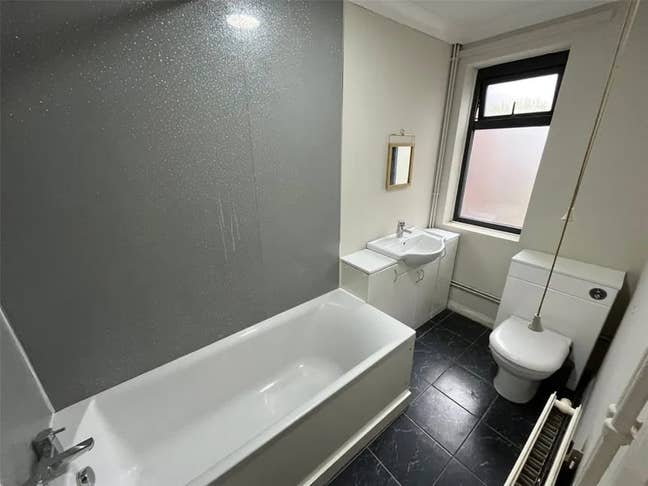 A shared room immediately available  Main Photo