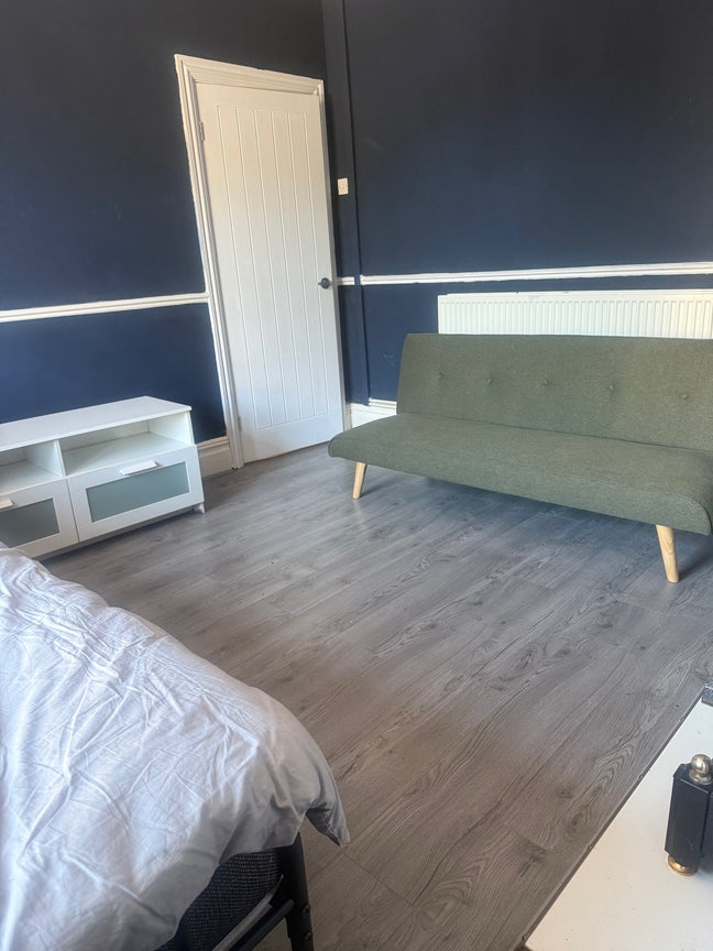 Double room at the centre of Eccles Main Photo