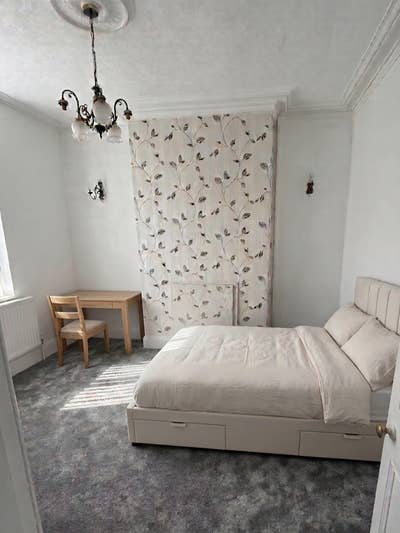 Spacious double bedroom  Main Photo