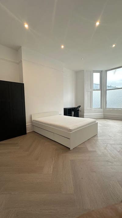 2 En-Suite Rooms Are Available in - L7 0ET Main Photo