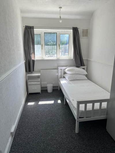 2 Rooms are available in - IG11 0NW Main Photo