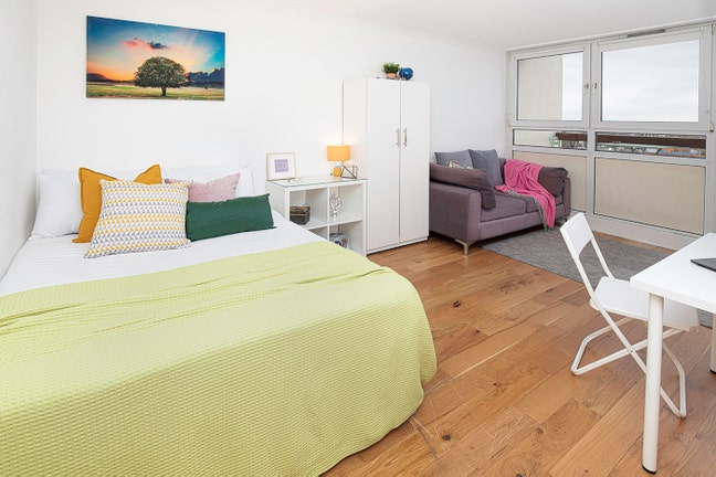 Well-Presented Double Room in a Stylish Home Main Photo