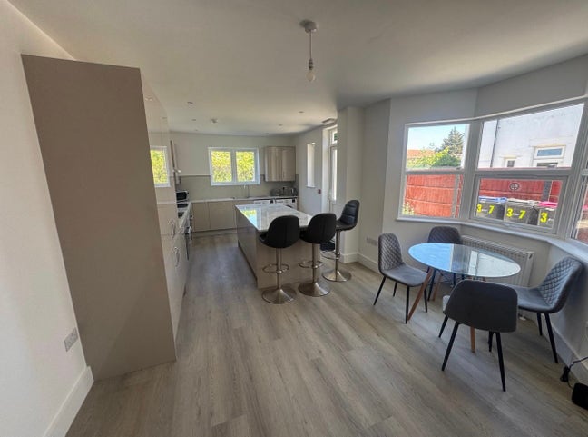 Rent deposit scheme accepted! Luxury rooms  Main Photo