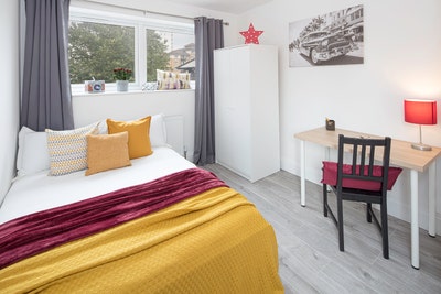 Bright Double Room in a Smart Modern Apartment Main Photo