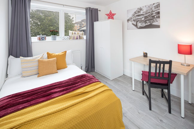 Bright Double Room in a Smart Modern Apartment Main Photo