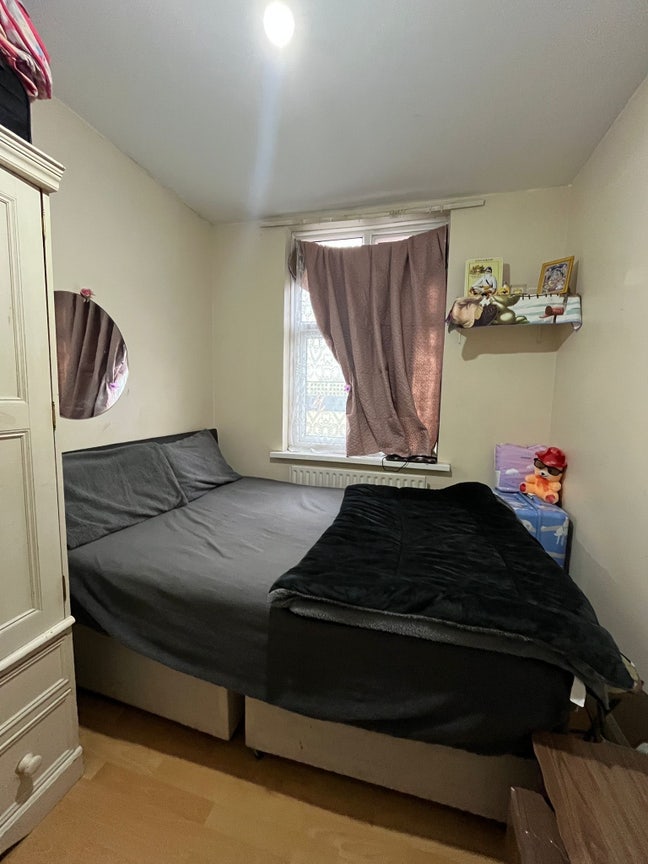 Sharing room available with 1 girl  Main Photo