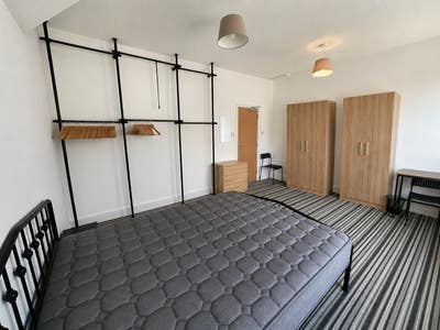 Large Double Next to Leyton Tube, Bills Included Main Photo