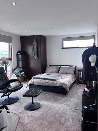 Huge double ensuite bedroom in bright modern flat! Main Photo