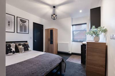 Solihull - Double En Suite Room Main Photo