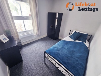 All Bills & WiFi inc in large furnished single Main Photo