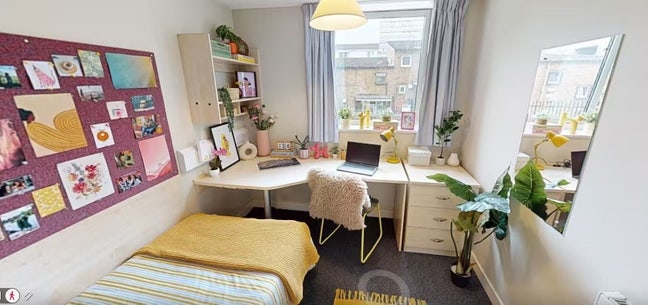 Ensuite Room Available in Quantum Court, E1  Main Photo