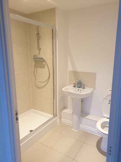 En-suite & double room available from 1st June  Main Photo